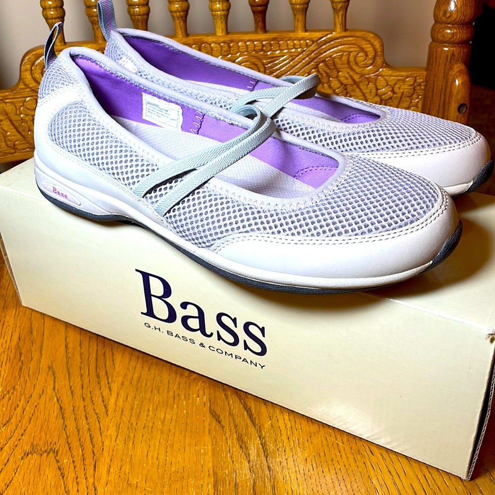 New in Box!! Bass Vision Size 8